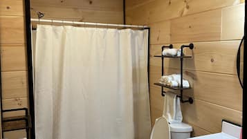 SĂšche-cheveux, serviettes fournies, savon, shampoing