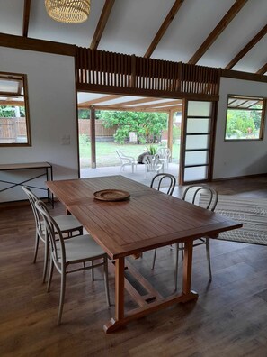Dining - Fare Pitate (Paea)