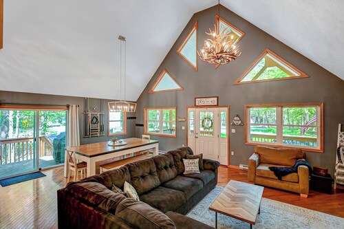 1 Mi to Beach: Pocono Lake Chalet w/ Decks