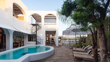 Piscina externa, funciona das 7h às 22h, guarda-sóis, espreguiçadeiras