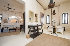 Honeymoon Suite | Premium bedding, in-room safe, individually furnished, desk - The Ivory Haus (Plettenberg Bay)