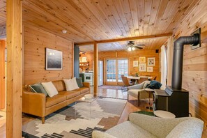 Televisión, chimenea y estéreo 