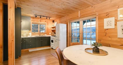 The Lakeview Chalet: Cozy & Chic, Hot Tub, Games