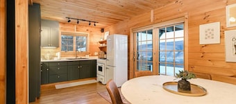 The Lakeview Chalet: Cozy & Chic, Hot Tub, Games