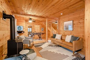 Televisión, chimenea y estéreo 