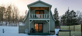The Lakeview Chalet: Cozy & Chic, Hot Tub, Games