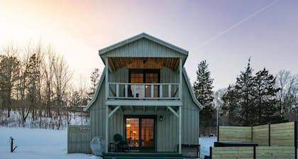 The Lakeview Chalet: Cozy & Chic, Hot Tub, Games