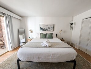 1 bedroom, desk, iron/ironing board, free WiFi - The Botanical Suite | 1 BR 1 BA (Columbia)