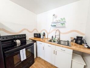 Fridge, oven, stovetop, coffee/tea maker - The Rainbow Room | 1 BR 1 BA Studio Apartment (Columbia)