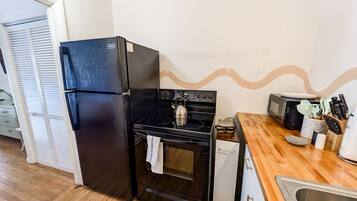 Fridge, oven, stovetop, coffee/tea maker