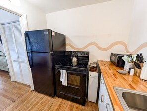 Fridge, oven, stovetop, coffee/tea maker