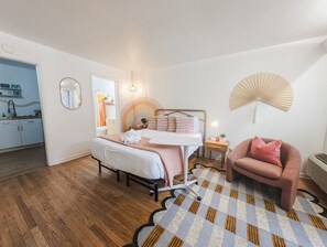 1 habitación, tabla de planchar con plancha, wifi gratis y ropa de cama 
