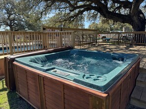 Outdoor spa tub - Wine Country Compound - Former Winery - Sleeps 21 - Pet Friendly (Round Mountain)