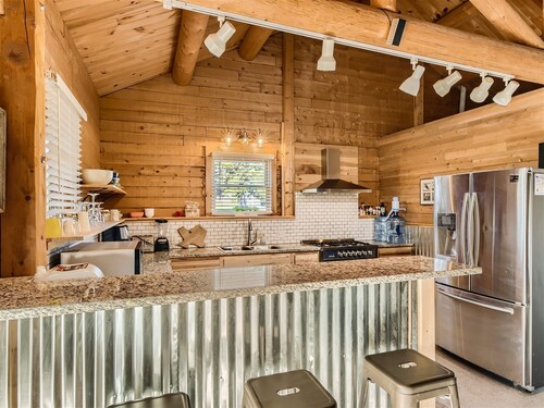 Wine Country Compound - Former Winery - Sleeps 21 - Pet Friendly