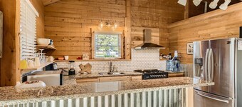 Wine Country Compound - Former Winery - Sleeps 21 - Pet Friendly