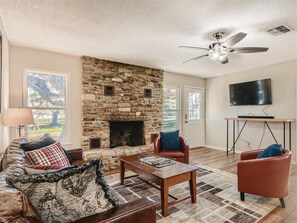 Smart-TV, videospill, fotballspill og bordtennis