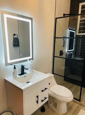 Toalhas de banho, sabonete, shampoo, papel higiênico