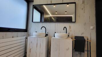 Chuveiro, secador de cabelo, toalhas de banho, sabonete