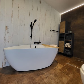 Dusche, kostenlose Toilettenartikel, Haartrockner, Hausschuhe