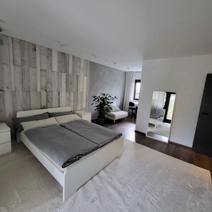4 bedrooms, desk, iron/ironing board, travel cot - Architektenhaus am Waldrand mit Sauna (Schwabach)