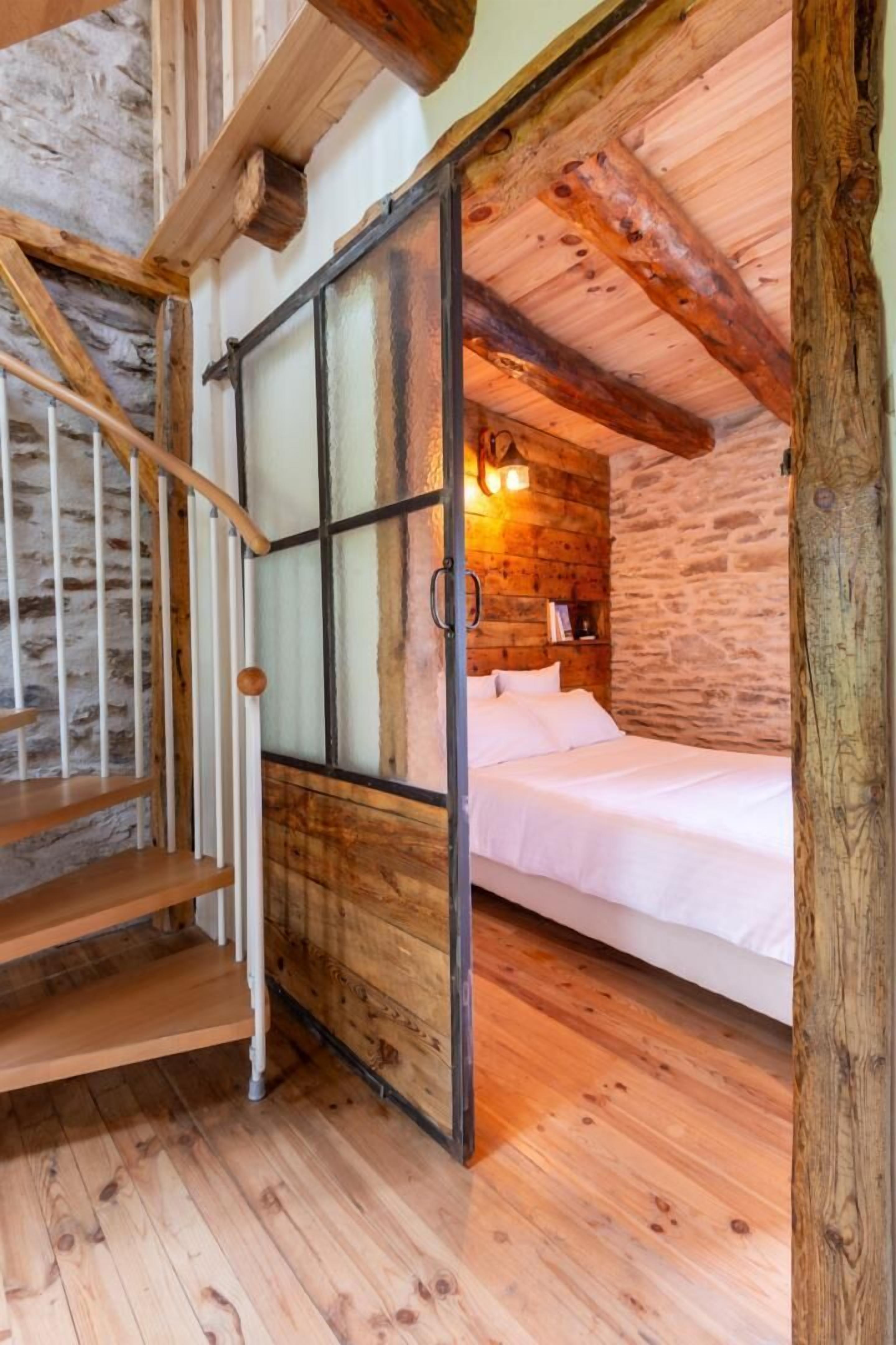 2 chambres, fer et planche à repasser, lit de bébé portatif