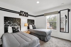 4 bedrooms, desk, iron/ironing board, travel crib - Mickey and Star Wars Fun, Resort Pool & Slide (Kissimmee)