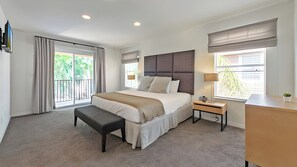 4 bedrooms, iron/ironing board, travel cot, WiFi - Family-Friendly Townhome, minutes from Disney (Kissimmee)