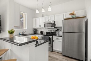 Frigorífico, microondas, horno y placa de cocina