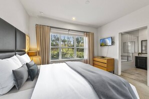 3 Schlafzimmer, Schreibtisch, Bügeleisen/Bügelbrett, Reisekinderbett