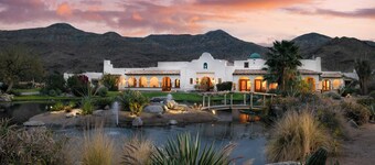 The Pond Estate by Avantstay Maximalist Designer Compound w/ 2 Casitas, Indoor + Outdoor Pools, Tennis Court, & Gorgeous Mountain Views 12k Sqft