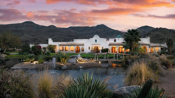 The Pond Estate By Avantstay Maximalist Designer Compound W/ 2 Casitas, Indoor + Outdoor Pools, Tennis Court, & Gorgeous Mountain Views 12k Sqft - Palm Springs, CA
