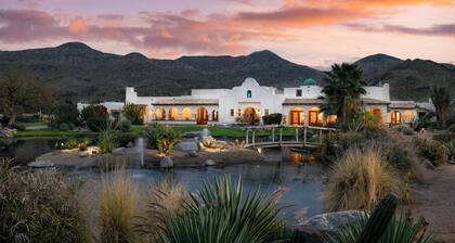 The Pond Estate by Avantstay Maximalist Designer Compound w/ 2 Casitas, Indoor + Outdoor Pools, Tennis Court, & Gorgeous Mountain Views 12k Sqft