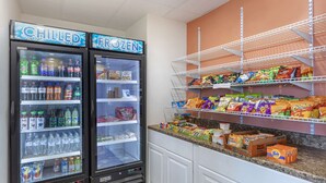 Dos dispensadores de bebidas refrigeradas, con rótulos que indican 'CHILLED' y 'FROZEN', y diversas bebidas en su interior.