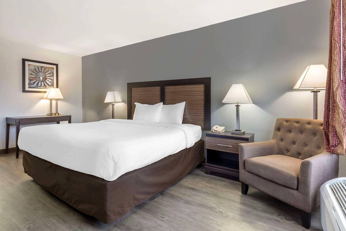Desk, WiFi (free), bed sheets