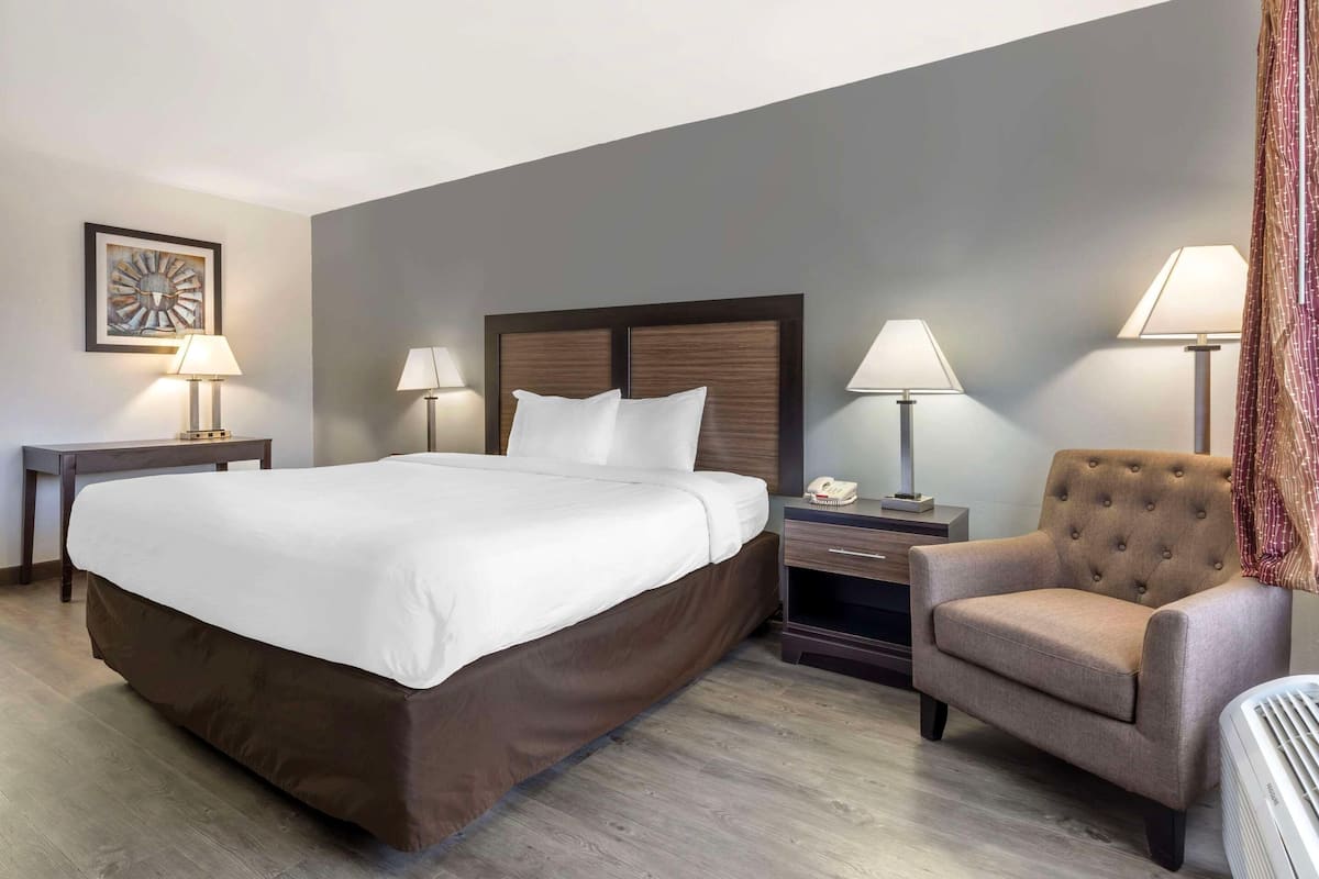 Escritorio, wifi gratis y ropa de cama