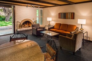 Biệt thự Cao cấp | Khu phòng khách | TV màn hình phẳng 32-inch có truyền hình cáp, lò sưởi 