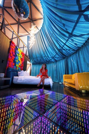 Habitación exclusiva | Caja de seguridad en la habitación y decoración personalizada 