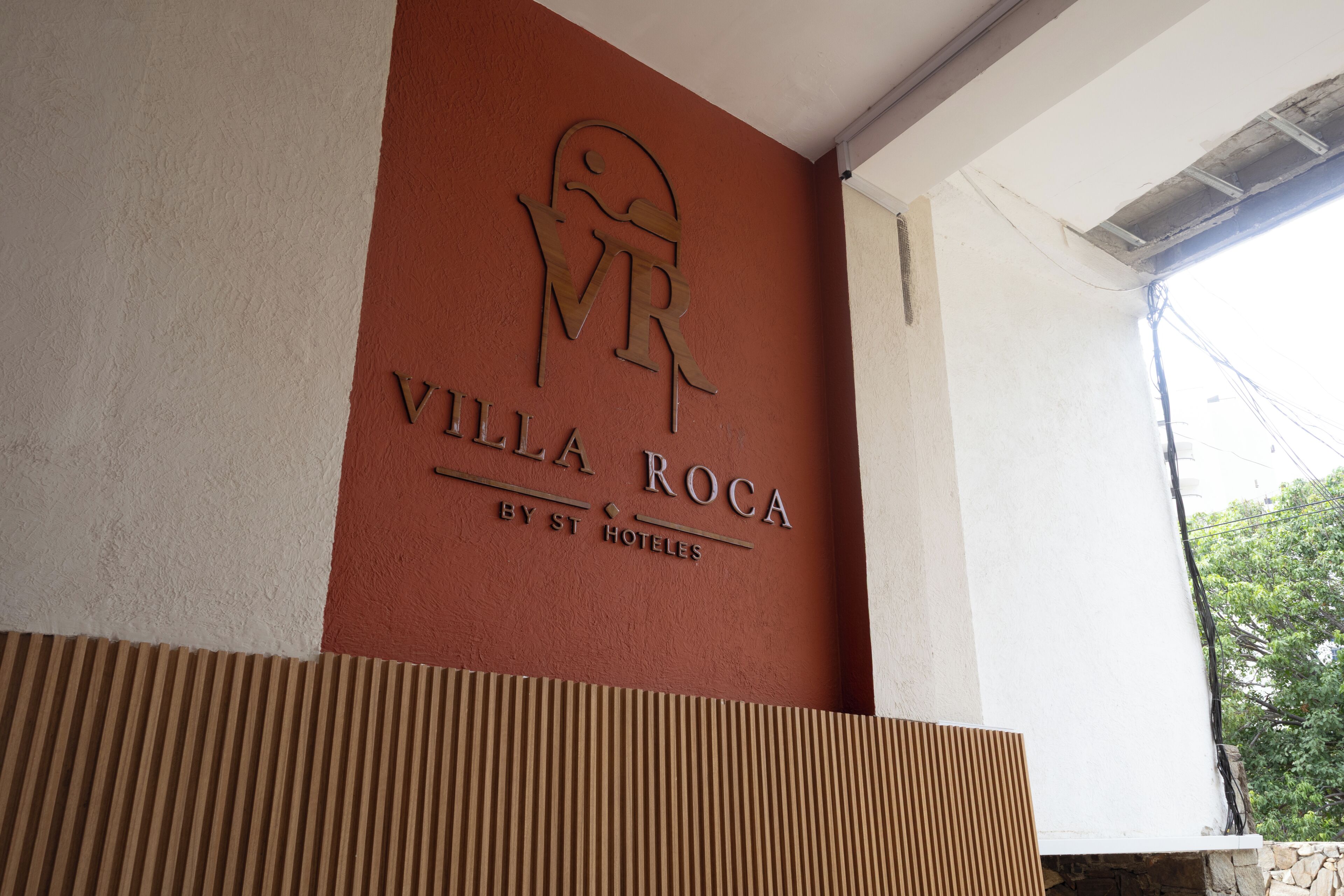 A hotel sign with the name 'Villa Roca' and the logo 'VR'.