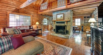 Come relax in a family friendly cabin w/ great amenities and a lake nearby!