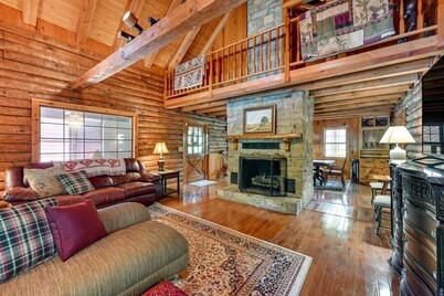 Come relax in a family friendly cabin w/ great amenities and a lake nearby!
