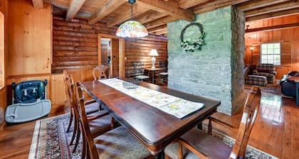 Come relax in a family friendly cabin w/ great amenities and a lake nearby!