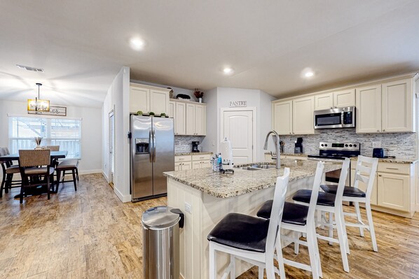 Refrigerador, microondas, horno y parrilla de estufa