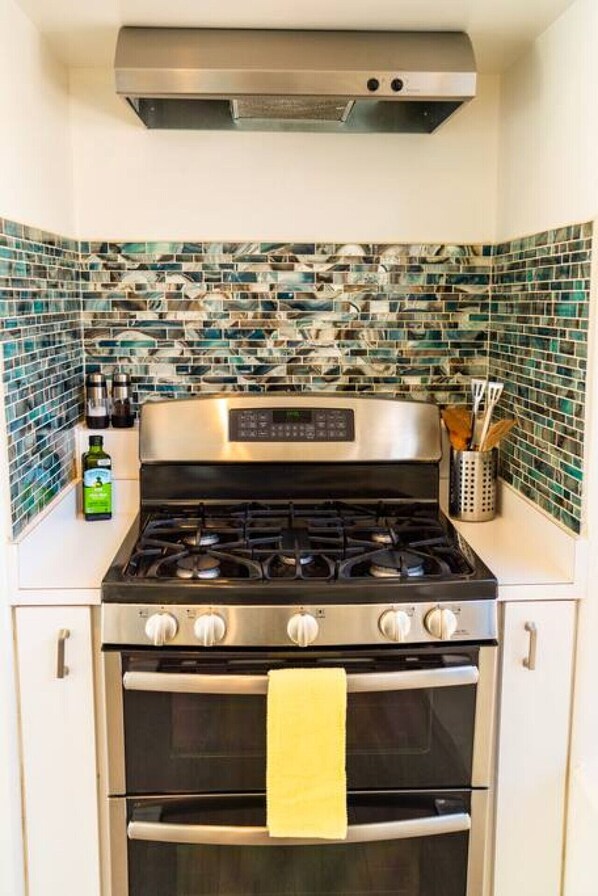 冷蔵庫、電子レンジ、オーブン、コンロ