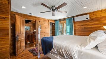 4 bedrooms, desk, iron/ironing board, travel crib