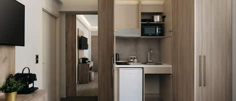 Economy Apartment | Private kitchen | Mini-fridge, microwave, electric kettle, cookware/dishes/utensils