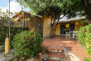 Outdoor dining - Casa Anna - Monte Nai (Costa Rei)
