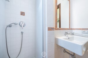 Shower, hair dryer, bidet, towels - Casa Anna - Monte Nai (Costa Rei)