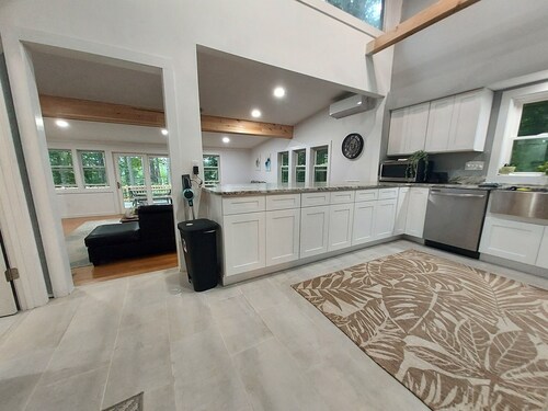 5br, private beach, waterfront for year round fun. Close to Ski and trials.