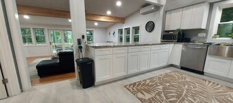 5br, private beach, waterfront for year round fun. Close to Ski and trials.