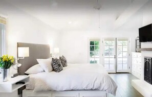 2 bedrooms, desk, iron/ironing board, travel crib